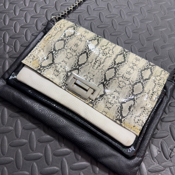 Kardashian Kollection Women's Black Snake Print Zipper Pockets Crossbody Purse - Picture 2 of 16